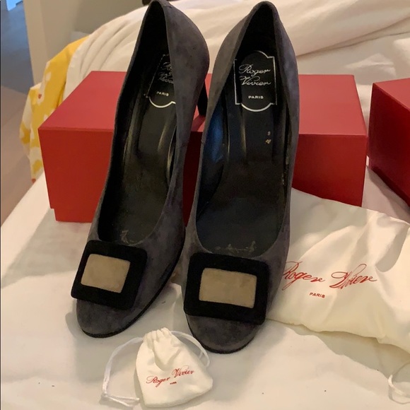 Gray suede Roger Vivier pumps - Picture 2 of 4